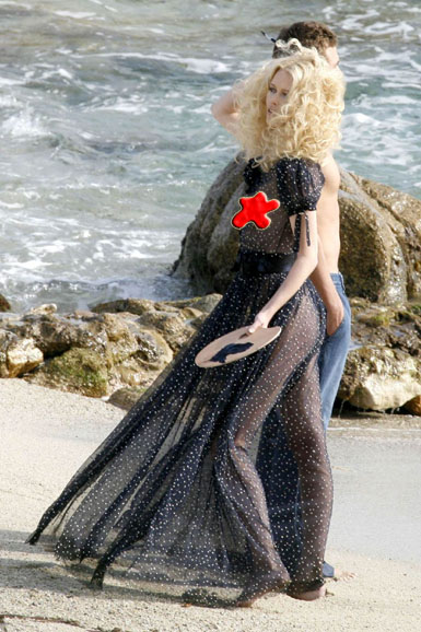 Claudia Schiffer’s dress is gone